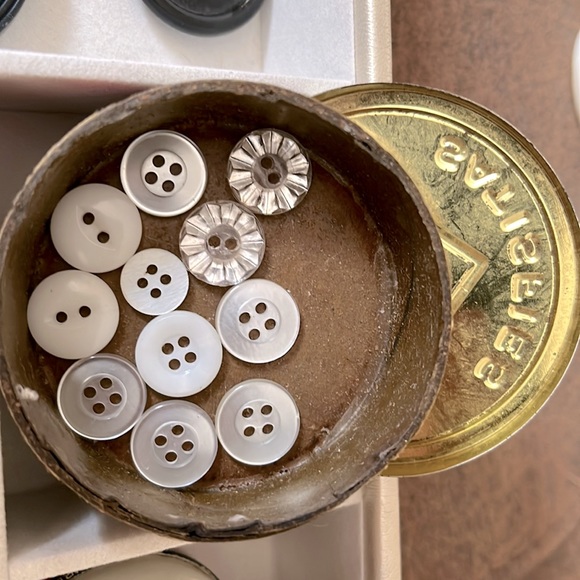 vintage buttons from an estate lot for sale - Picture 4 of 15